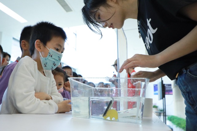 學生體驗科學實驗-手機防水服 寧波材料所供圖.JPG 學生體驗科學實驗-手機防水服 寧波材料所供圖.JPG