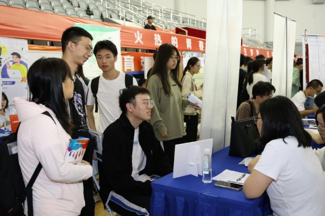招聘會現(xiàn)場。學(xué)校供圖