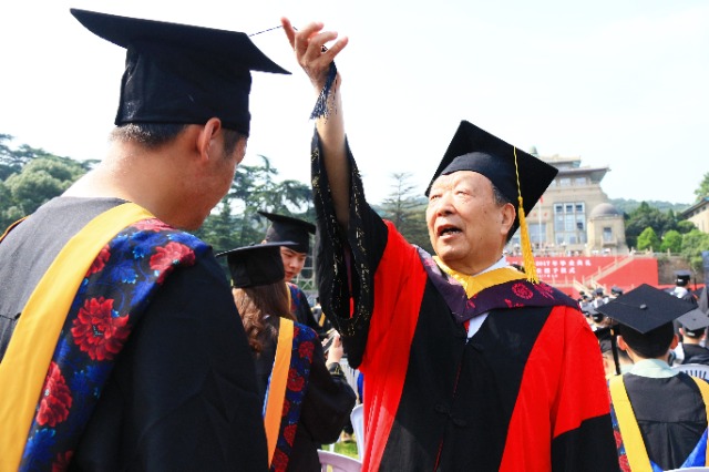 2017年6月22日，李德仁參加武漢大學(xué)畢業(yè)典禮并為畢業(yè)生撥穗.jpg