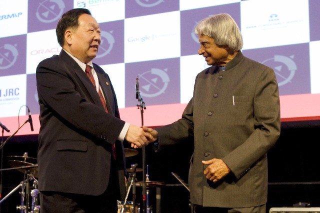 2012年4月14日，國(guó)際地球空間信息科學(xué)大會(huì)授予武漢大學(xué)“World Leadership”獎(jiǎng)，李德仁接受頒獎(jiǎng)嘉賓印度前總統(tǒng)頒獎(jiǎng).jpg