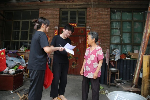 走訪村民.jpg 走訪村民.jpg