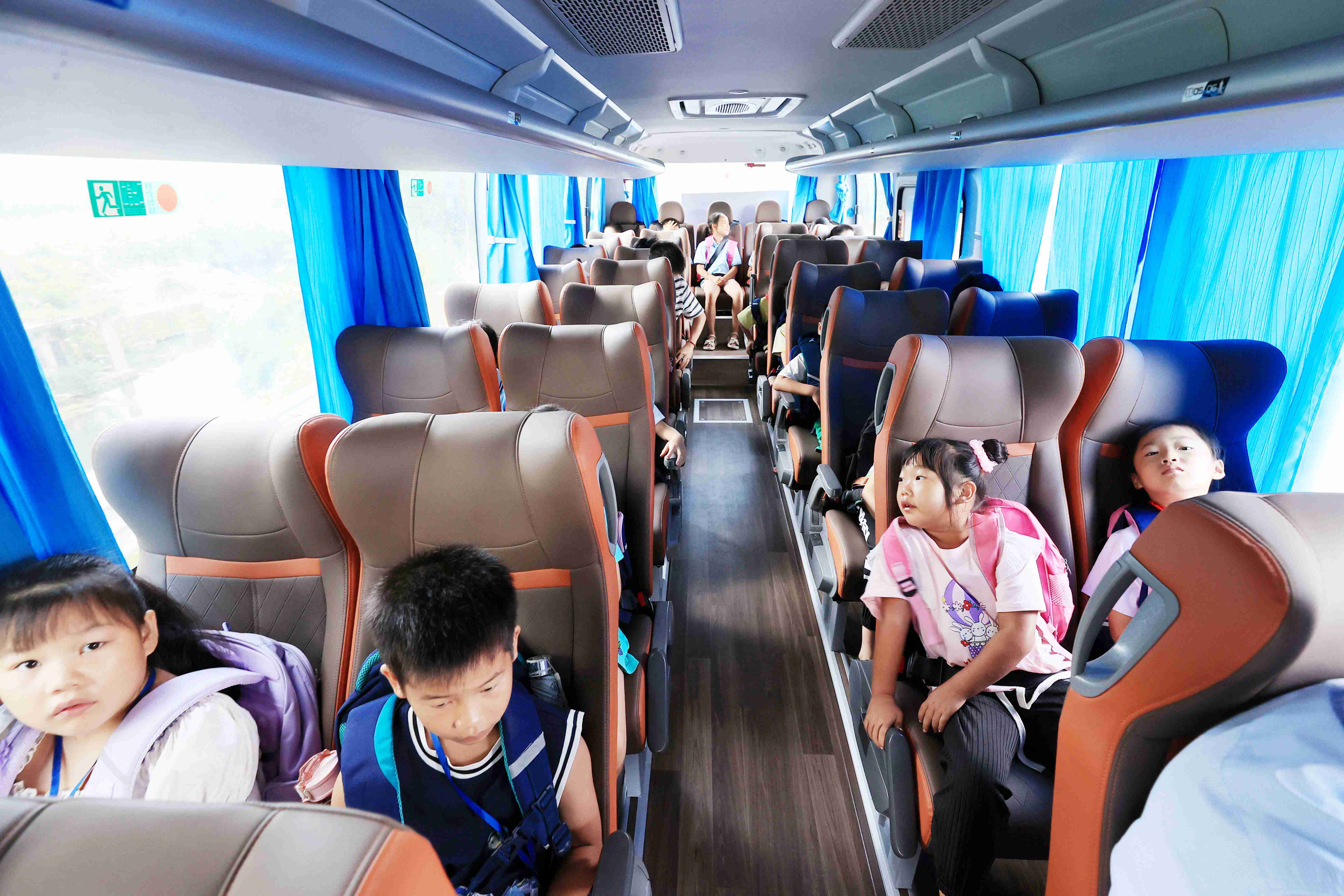 圖4：9月2日早晨，在廣西柳州市融安縣浮石鎮(zhèn)諫村村，學(xué)生們坐上學(xué)生定制公交去學(xué)校。（譚凱興 攝）.JPG