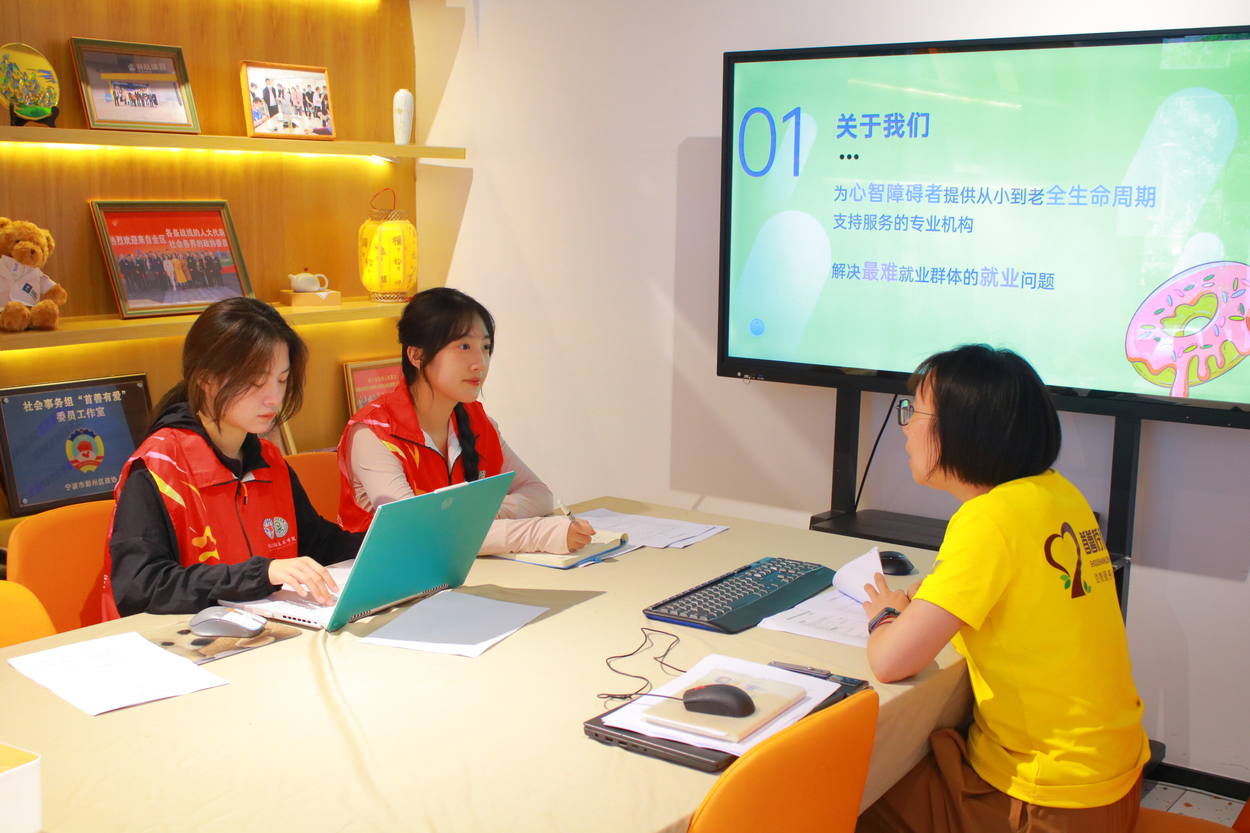 “心舟導航”大齡孤獨癥職業(yè)訓練實踐隊走訪調(diào)研 學校供圖1.JPG