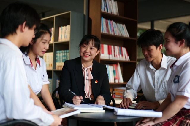 梧州優(yōu)秀教師吳蔚.jpg 梧州優(yōu)秀教師吳蔚.jpg