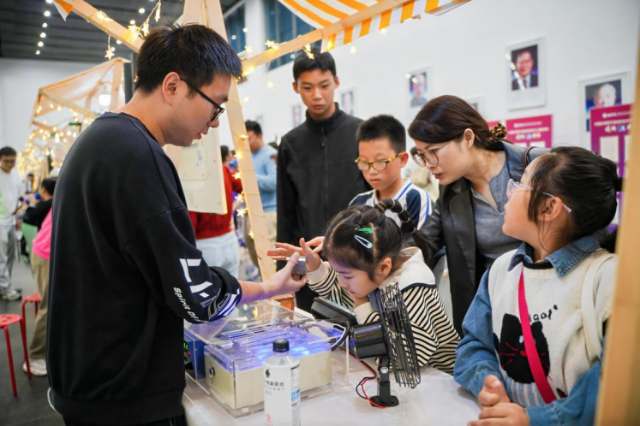 科技互動(dòng)體驗(yàn)集市現(xiàn)場 寧波材料所供圖.png