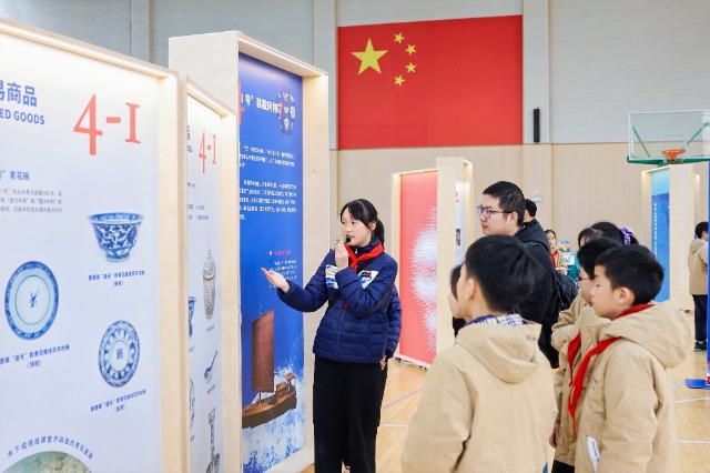 北侖區(qū)岷山學(xué)校學(xué)生講解員向師生講解“水下24米——‘小白礁I號的故事’”微展覽 學(xué)校供圖.jpg 北侖區(qū)岷山學(xué)校學(xué)生講解員向師生講解“水下24米——‘小白礁I號的故事’”微展覽 學(xué)校供圖.jpg