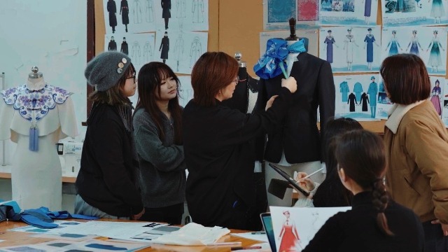 東華大學(xué)服裝與藝術(shù)設(shè)計(jì)學(xué)院師生團(tuán)隊(duì)在討論結(jié)構(gòu)細(xì)節(jié)。學(xué)校供圖