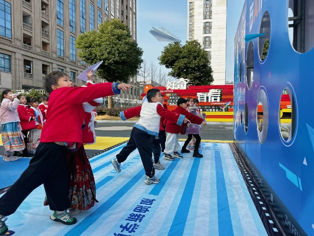 寧波奉化區(qū)岳林中心小學學生參加“智飛未來，與AI同行”開學活動 學校供圖.jpg