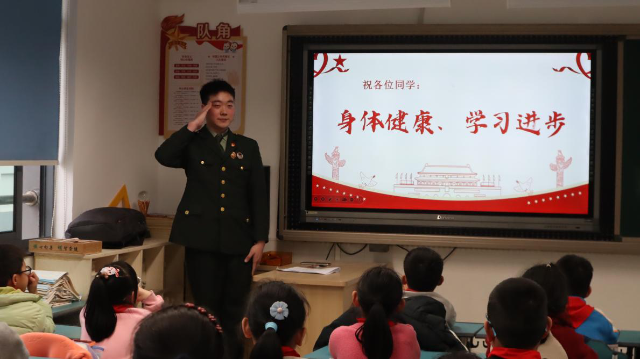 浙大寧波理工學(xué)院國(guó)旗護(hù)衛(wèi)隊(duì)來(lái)到寧波鎮(zhèn)明中心小學(xué)上國(guó)防教育公開(kāi)課 徐銘菲 攝.png