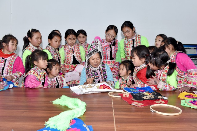 馬游小學(xué)社團(tuán)課，非遺文化州級(jí)傳承人羅樹(shù)芳教孩子們彝繡（蔡興華  攝影）.JPG