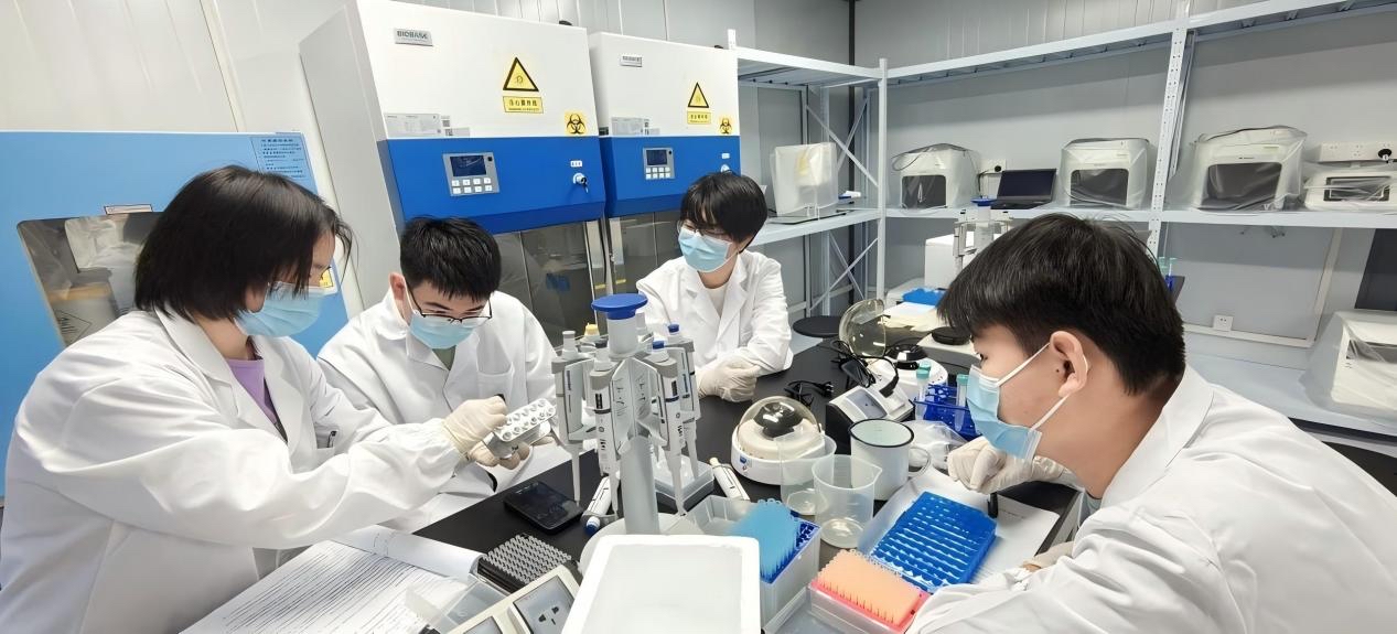 把課堂搬到實驗室，學(xué)生在做“個體基因解密實驗”預(yù)實驗。學(xué)校供圖