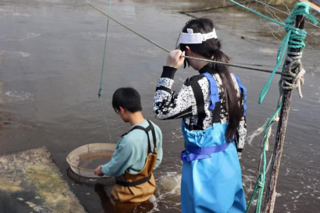 浙大寧波理工學(xué)院“智漁未來(lái)”AI無(wú)人養(yǎng)殖團(tuán)隊(duì)成員赴養(yǎng)殖基地開(kāi)展實(shí)地試驗(yàn) 學(xué)校供圖.png