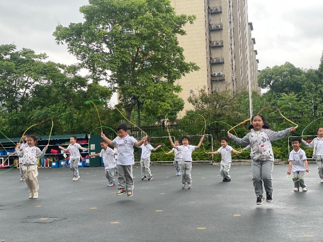 寧波市海曙區(qū)雅悅幼兒園的孩子們?cè)谔K鍛煉 幼兒園供圖.jpg