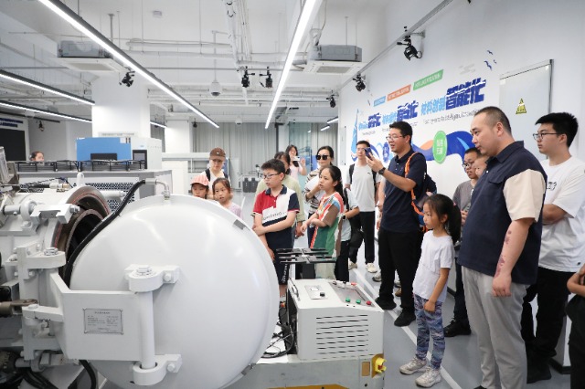 公眾參觀中國科學(xué)院寧波材料所海洋材料智能創(chuàng)造制備平臺 寧波材料所供圖.jpg