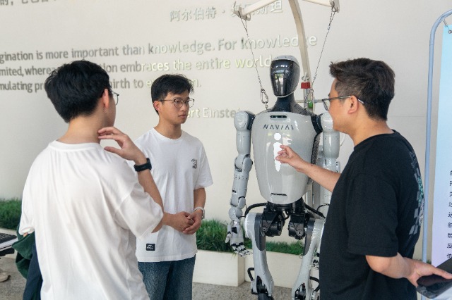 公眾參與體驗中國科學(xué)院寧波材料所機(jī)器人科技成果 寧波材料所供圖.jpg