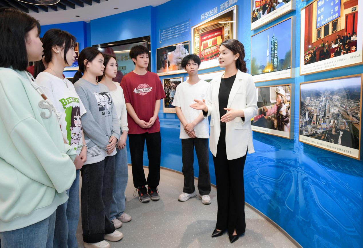 思政課教師在中國夢主題場館內(nèi)開展愛國主義教育實踐教學(xué)活動