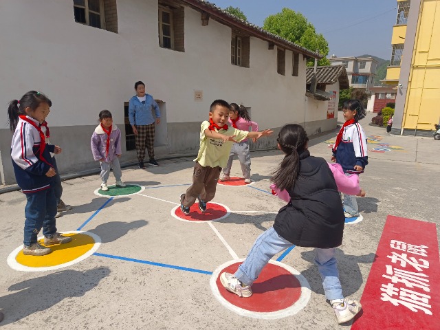 碧城鎮(zhèn)小學(xué)師生在玩貓抓老鼠游戲.jpg 碧城鎮(zhèn)小學(xué)師生在玩貓抓老鼠游戲.jpg