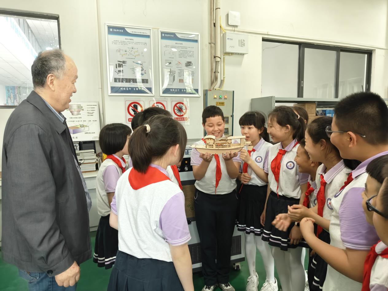 指導(dǎo)小學(xué)生用激光雕刻技術(shù)制作“紅船”