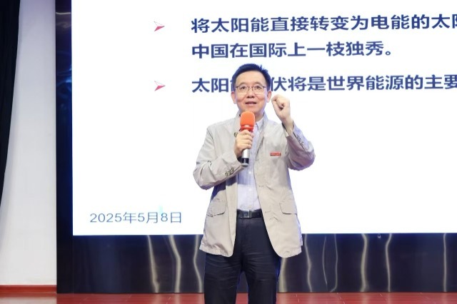 中國(guó)科學(xué)院院士、浙大寧波理工學(xué)院校長(zhǎng)楊德仁介紹光伏技術(shù)相關(guān)知識(shí) 寧波市教育局供圖.jpg