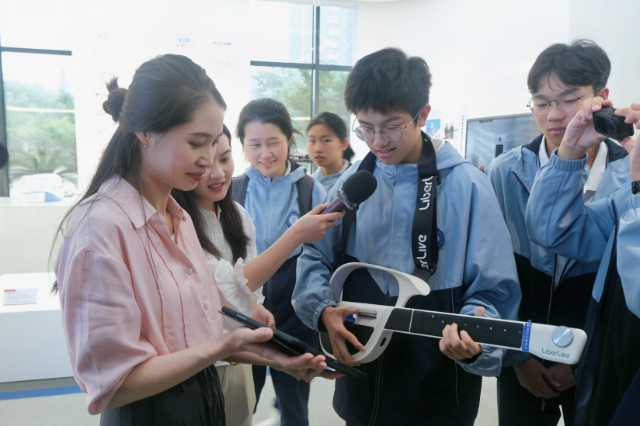 寧波科技高中學(xué)生體驗(yàn)無(wú)弦吉他 學(xué)校供圖.png