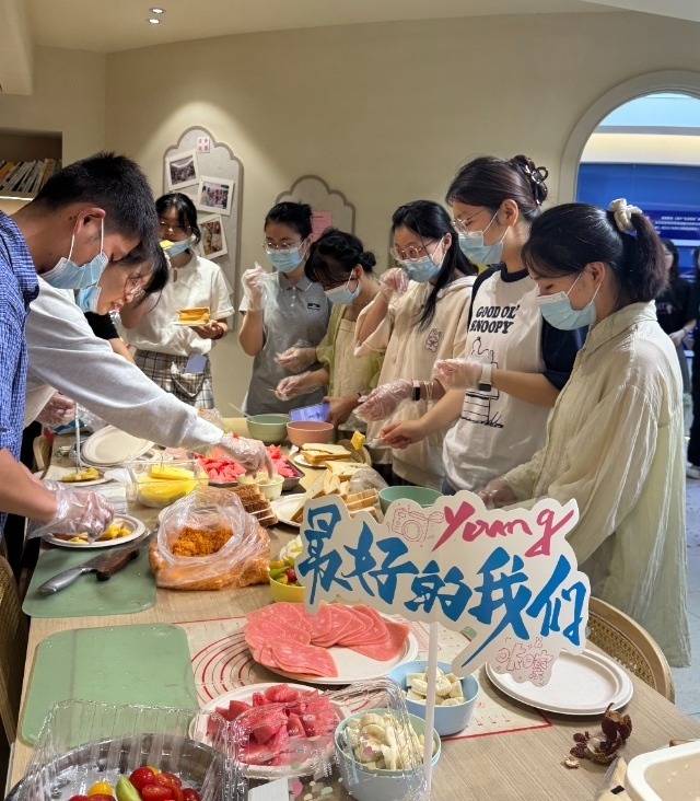 浙江萬里學(xué)院“生活技能訓(xùn)練營” 活動現(xiàn)場 學(xué)校供圖.jpg