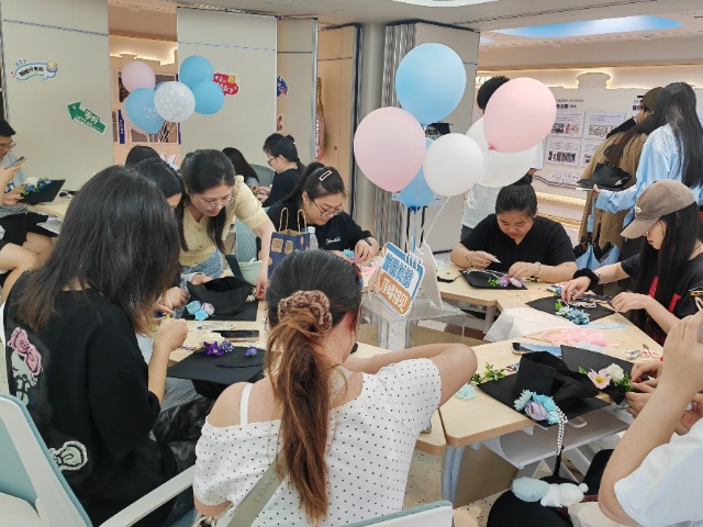 浙江萬里學(xué)院“學(xué)士帽簪花DIY工作坊”活動現(xiàn)場 學(xué)校供圖.jpg