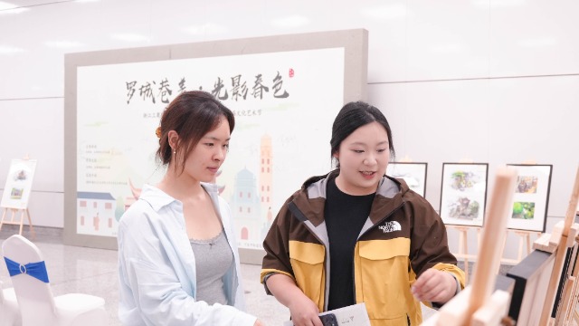 浙江工商職院學(xué)生在“羅城巷美·光影春色”主題展介紹作品 學(xué)校供圖.jpg