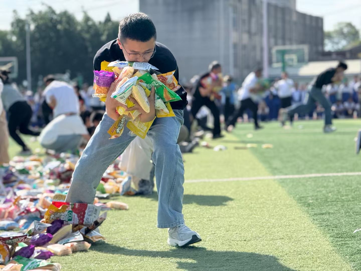 班主任搶零食大戰(zhàn) 景東一中供圖1.jpg