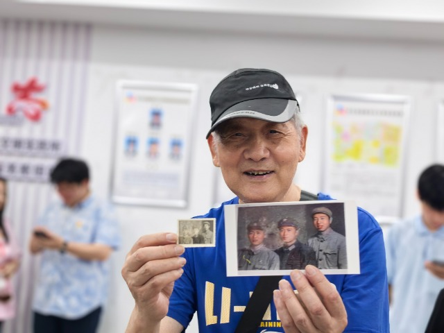 社區(qū)居民展示用AI技術(shù)修復(fù)一新的照片 古林職高供圖.jpg