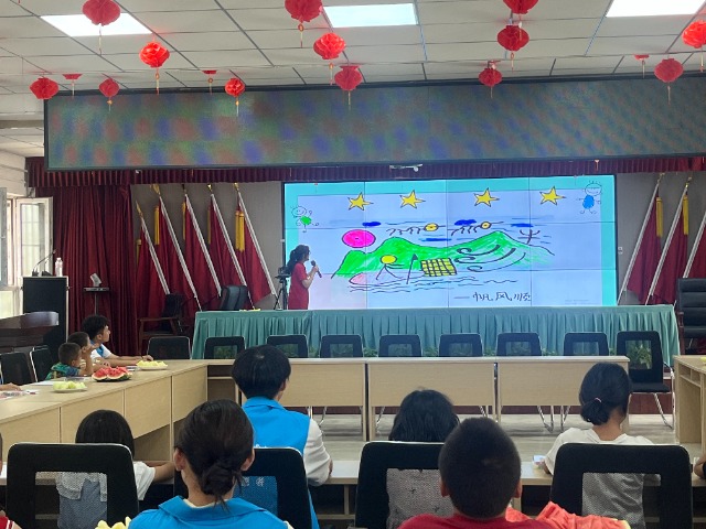 寧波職業(yè)技術大學“石榴結籽·同音同心”暑期社會實踐團隊語言教學現(xiàn)場 學校供圖.jpg