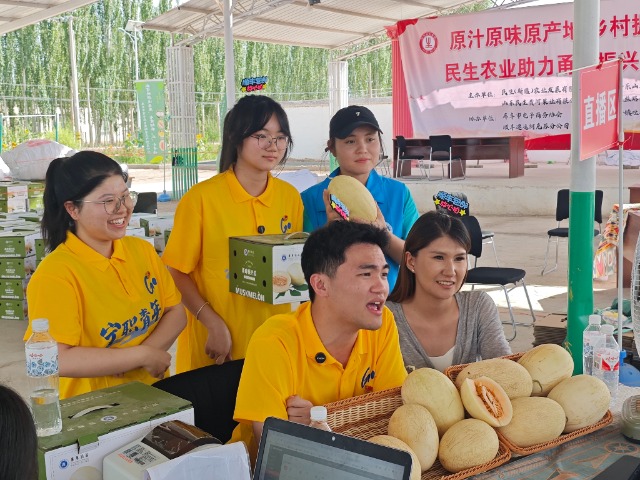 寧波職業(yè)技術大學“石榴結籽·同音同心”暑期社會實踐團隊參與電商助農活動 學校供圖.jpg