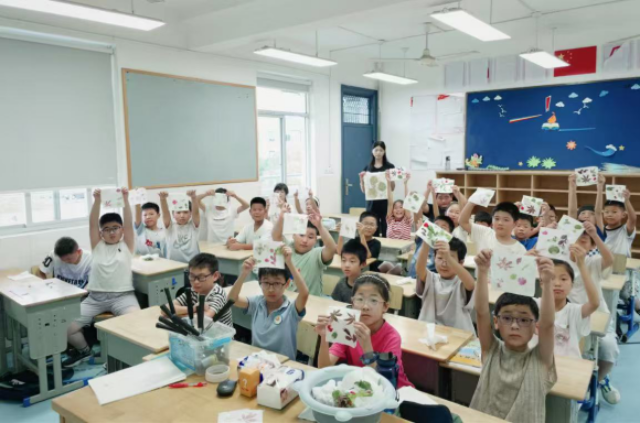 寧波衛(wèi)生職院實(shí)踐團(tuán)帶領(lǐng)越溪小學(xué)學(xué)生開展植物拓印 學(xué)校供圖.png