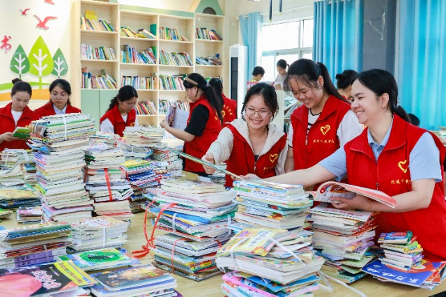 志愿者在整理分揀書籍↑梁儉攝.jpg 志愿者在整理分揀書籍↑梁儉攝.jpg