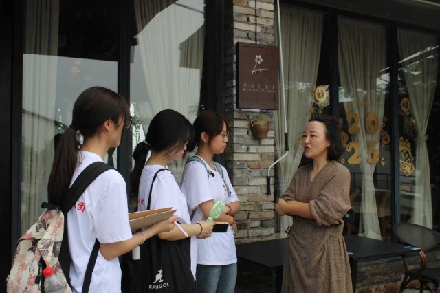 寧波城市職院“溪口·東山”鄉(xiāng)村振興實(shí)踐團(tuán)隊(duì)開(kāi)展實(shí)地調(diào)研 學(xué)校供圖.jpg 寧波城市職院“溪口·東山”鄉(xiāng)村振興實(shí)踐團(tuán)隊(duì)開(kāi)展實(shí)地調(diào)研 學(xué)校供圖.jpg