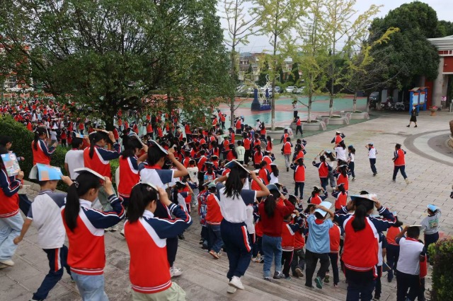 沾益區(qū)水橋小學(xué)開展應(yīng)急疏散演練 吳珂楠拍攝.jpg