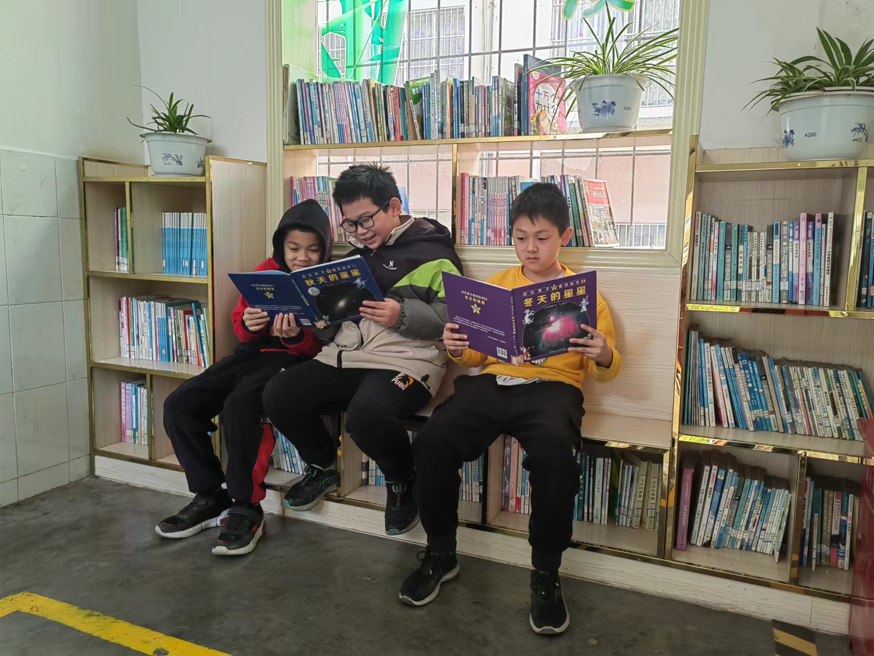 書吧課間閱讀.jpg 書吧課間閱讀.jpg