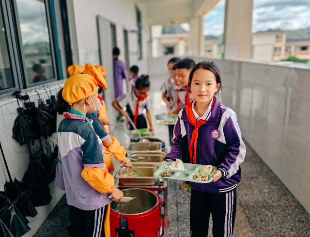 打飯(圖:張樹雙).jpg 打飯(圖:張樹雙).jpg