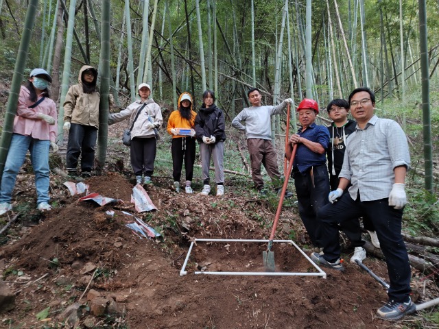 土壤生物普查團隊成員在竹林采樣 學校供圖.jpg 土壤生物普查團隊成員在竹林采樣 學校供圖.jpg