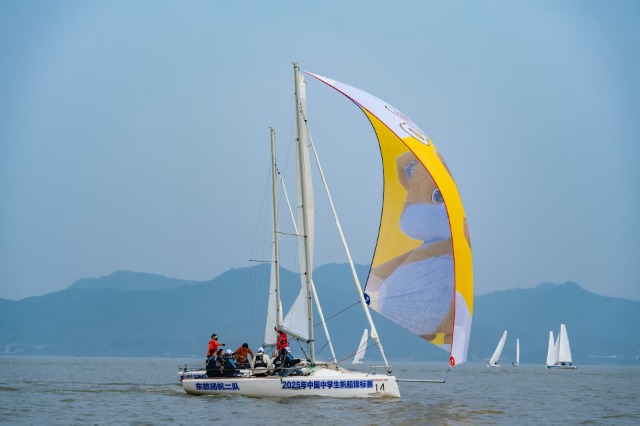 寧波東錢湖旅游學校東旅揚帆二隊在比賽中 學校供圖.jpg 寧波東錢湖旅游學校東旅揚帆二隊在比賽中 學校供圖.jpg