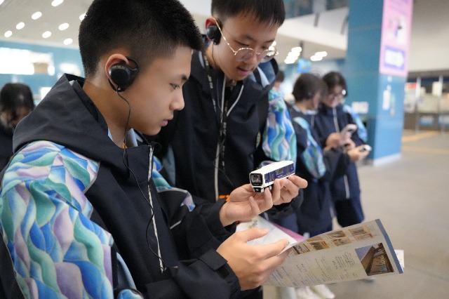 寧波市職業(yè)技術(shù)教育中心學(xué)校學(xué)生查看澳門輕軌模型 學(xué)校供圖.JPG